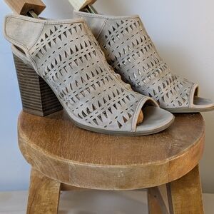 Indigo Rd. Wmn's Beige Peep-Toe Heeled Sandal Sz8 Boho Casual Southwestern